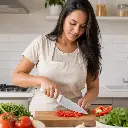Cuchillo chef mango blanco - Uso beneficio mujer latina_resultado.webp