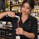 Sacacorchos navaja abriendo botella bartender latina.webp