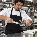 Afilador cuchillo chef sosteniendo mango blanco y cuchillo.webp