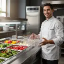 Chef buffet sosteniendo bandeja policarbonato 1024x1024 sin cambios_resultado.webp