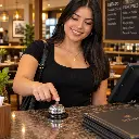 Campana mesa acero inoxidable mujer latina restaurante uso_resultado.webp