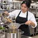Colador malla mujer latina cocina industrial uso_resultado.webp