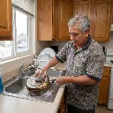 hombre_lavando_sarten_1024x1024_resultado.webp