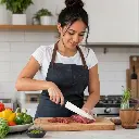 Cuchillo chef 24 cm - Uso beneficio mujer latina sin marca.webp